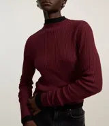 Blusa marrón de punto con cuello alto y manga larga.
