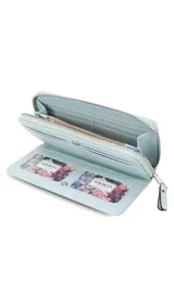 Billetera larga color beige de símil cuero, con cierre perimetral y bolsillo trasero con cierre.
