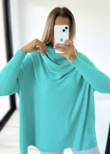 Polerón verde agua de tejido de punto, corte oversize con cuello caído y mangas largas ajustadas.