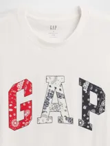 Remera blanca de algodón con logo GAP estampado en el frente con diseño de bandana en rojo, blanco y azul.