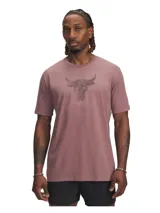 Remera deportiva Under Armour Project Rock, color blanco, de corte clásico y mangas cortas. Presenta un estampado frontal con el logo de Project Rock y la leyenda "Project Rock".