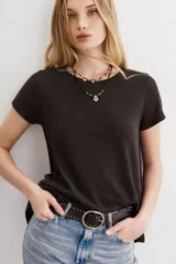 Remera de algodón peruano color negro, con calce holgado, cuello redondo y ruedo irregular redondeado.