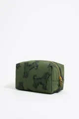 Neceser mediano Bimba y Lola con exterior de nylon y estampado animal print. Tiene estructura blanda, cierre con cremallera, bolsillo interior y placa metálica con el logo.