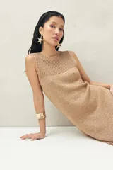 Vestido dorado tejido con cuello redondo y sin mangas.