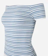 Blusa de poliamida seamless con escote recto hombro a hombro, mangas cortas y patrón de rayas horizontales.
