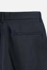 Bermuda azul marino de lino con corte regular, bolsillos frontales y traseros.
