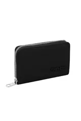 Billetera pequeña con cierre perimetral y tirador metálico. Exterior de material sintético color verde salvia con la palabra "TRENDY" grabada en el frente.