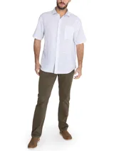 Camisa de manga corta blanca con textura multicolor, confeccionada en lino orgánico y tencel. Tiene bolsillo en el pecho con botón.