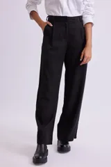 Pantalón de corte recto color beige, con cierre y botón frontal, hecho de liocel.