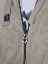 Campera con capucha de toalla color gris claro, con cierre completo y bolsillos frontales.