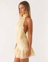 Vestido corto celeste con finas rayas verticales blancas, cuello halter fruncido y cintura y ruedo con frunces.