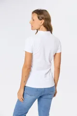 Polo azul marino de piqué con botones personalizados y mangas cortas.