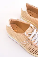 Zapatillas de cuero color dorado con diseño perforado, cordones blancos y suela de goma.