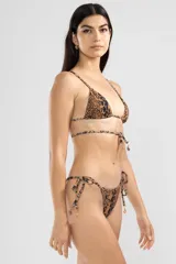 Conjunto de bikini de dos piezas con estampado abstracto en tonos rosados y naranjas. El corpiño es de corte triangular con tirantes finos regulables y se ata en la espalda. La bombacha es de corte triángulo con lazos ajustables a los laterales.