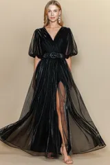 Vestido largo negro de tul con escote en V, mangas cortas abullonadas y cinturón con hebilla redonda.