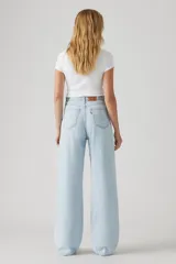 Pantalón de jean celeste claro, corte holgado y tiro alto.