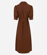 Vestido midi marrón con cuello camisero, mangas cortas abullonadas y lazo en la cintura.