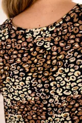 Musculosa con estampado animal print en tonos marrones, beige y negro, de corte ajustado y sin mangas.