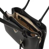 Cartera tote Guess Meridian negra con logo triangular metálico y llavero colgante.