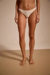 Bombacha vedetina color marfil con textura ondulada.