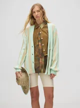 Cardigan a rayas verticales en colores pastel, con botones metalizados y logo bordado.