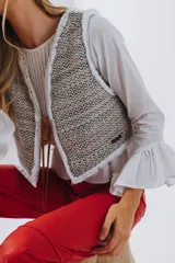 Chaleco de paño de lana tejido en Uruguay con tientos 100% cuero, flecos y forro de algodón.