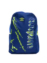 Mochila Umbro Fika azul con detalles en verde y blanco. Logo de Umbro en el frente y estampado con el nombre de la marca en el lateral.