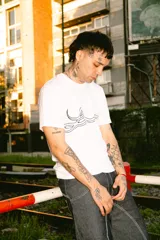 Remera blanca de algodón con estampado negro en el frente.