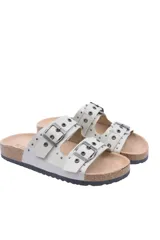 Sandalias negras con dos tiras anchas ajustables con hebillas plateadas y detalle de tachas plateadas.