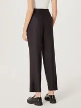 Pantalón de vestir color naranja, de corte recto y tiro alto, con pinzas en la cintura.