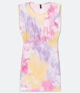 Vestido corto musculosa con escote redondo y estampado tie dye en tonos pastel.