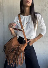 Remera blanca de algodón con mangas largas y bolsillo en el pecho. Corte recto y cuello redondo.