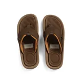 Ojotas marrones de hombre marca Cartago, modelo Fiji VI, con tira ancha y plantilla texturizada.