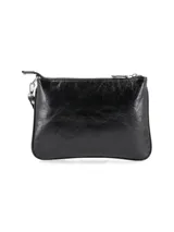 Cartera de mano Pasqualini de cuero charolado color negro con cierre superior y correa de muñeca extraíble.