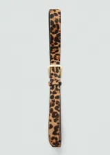Cinturón marrón con estampado de leopardo y hebilla dorada.