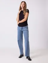 Remera negra de tejido acanalado, marca Tahari, con escote a la base y manga corta.