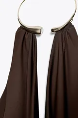 Body marrón de tejido de punto con escote drapeado y collar metálico con apliques de strass. Tiene forro interior y cierre inferior con botones a presión y cierre lateral con cremallera oculta.