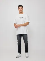 Remera negra de algodón con estampado en la espalda que incluye un sol estilizado, texto con la marca "Rusty" y la frase "Golden Sun - Endless Waves".