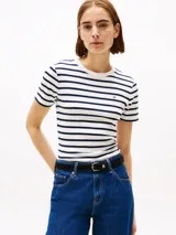 Remera blanca a rayas horizontales azul marino, de corte slim y cuello redondo.