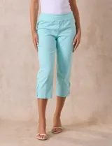 Pantalón capri blanco de algodón, marca Ruby Rd. Delantera con bolsillos simulados, trasera con bolsillos aplicados. Pretina ancha elastizada, corte recto Terminación de ruedo con aplique entrelazado.