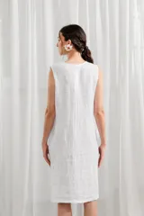 Vestido midi blanco de lino, corte recto, sin mangas y escote en V.