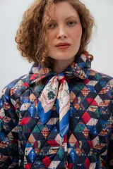 Campera capitoneada a mano con diseño geométrico multicolor, forrada en corderito con relleno de guata y tela impermeable.