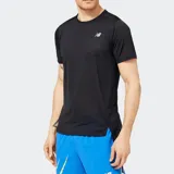 Remera de running New Balance Accelerate de manga corta, color negro, con cuello redondo y logo NB reflectante en el pecho.