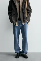 Pantalón de jean celeste, de corte recto desde la cadera hasta el tobillo, con tiro medio, cinco bolsillos y cierre frontal con botón.