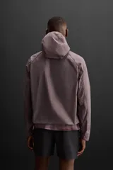 Cazadora con capucha confeccionada en tejido técnico ligero con partículas reflectantes. Cuenta con cuello alto, mangas largas con puños elásticos, bolsillos frontales con cierre de cremallera y cierre frontal con cremallera.