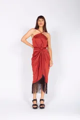 Top blanco de seda con escote halter y espalda descubierta. Se ata al cuello y a la espalda con finas tiras.