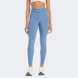 Calza deportiva New Balance de tiro alto, color azul claro, ajustada al cuerpo y con banda elástica en la cintura con logo repetido.