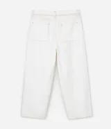 Pantalón de corte skater confeccionado en sarga de algodón color crudo, con cintura con trabillas, cordón ajustable, cierre tradicional, bolsillos y costuras contrastantes.