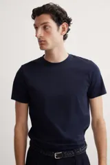 Remera negra de corte ajustado en punto suave de algodón pima, con cuello redondo ribeteado acanalado fino y bajo recto.
