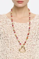 Collar de piedras multicolores con cuentas doradas y colgante de metal dorado en forma de corazón.